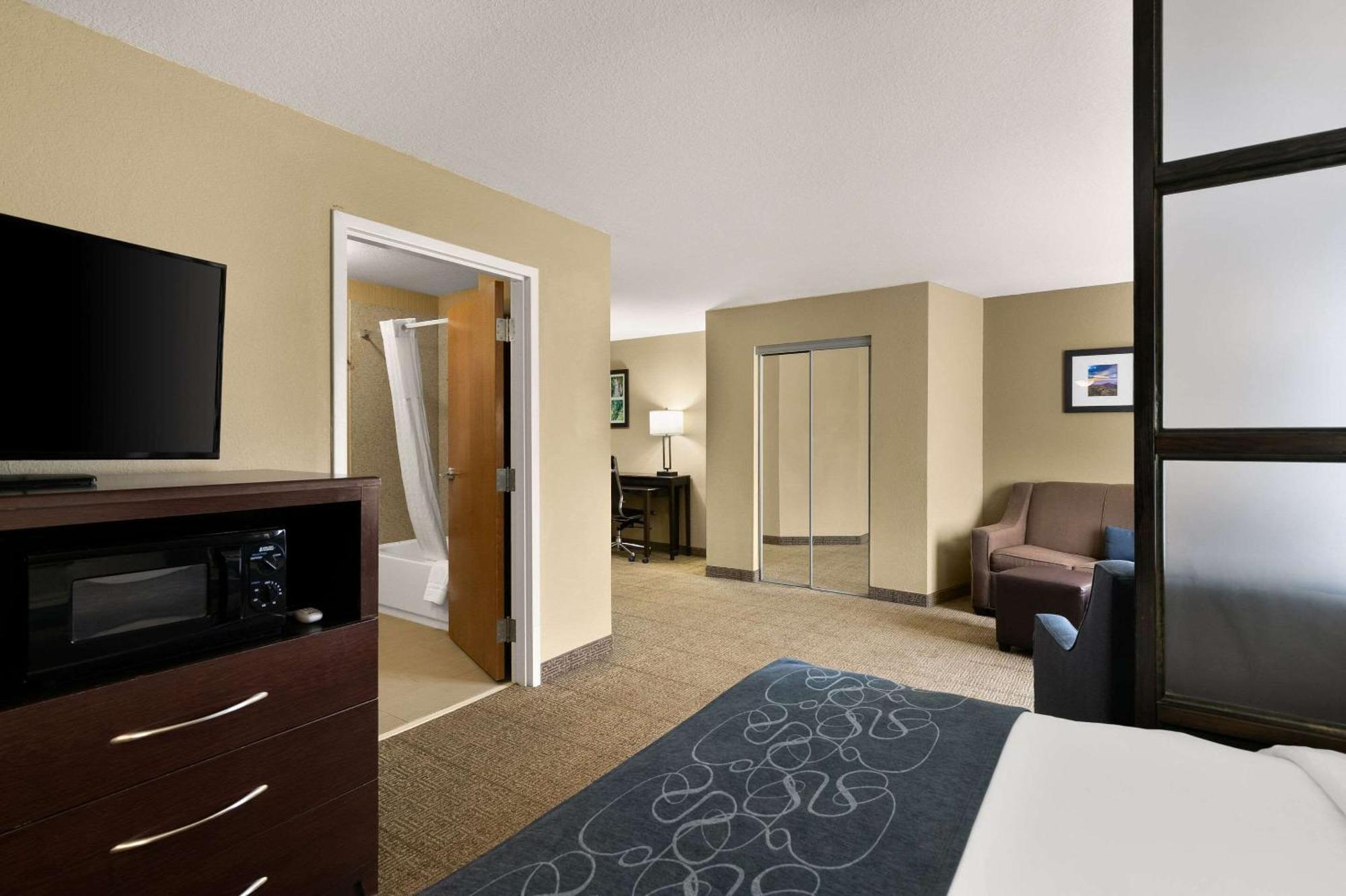Comfort Suites Commerce Extérieur photo