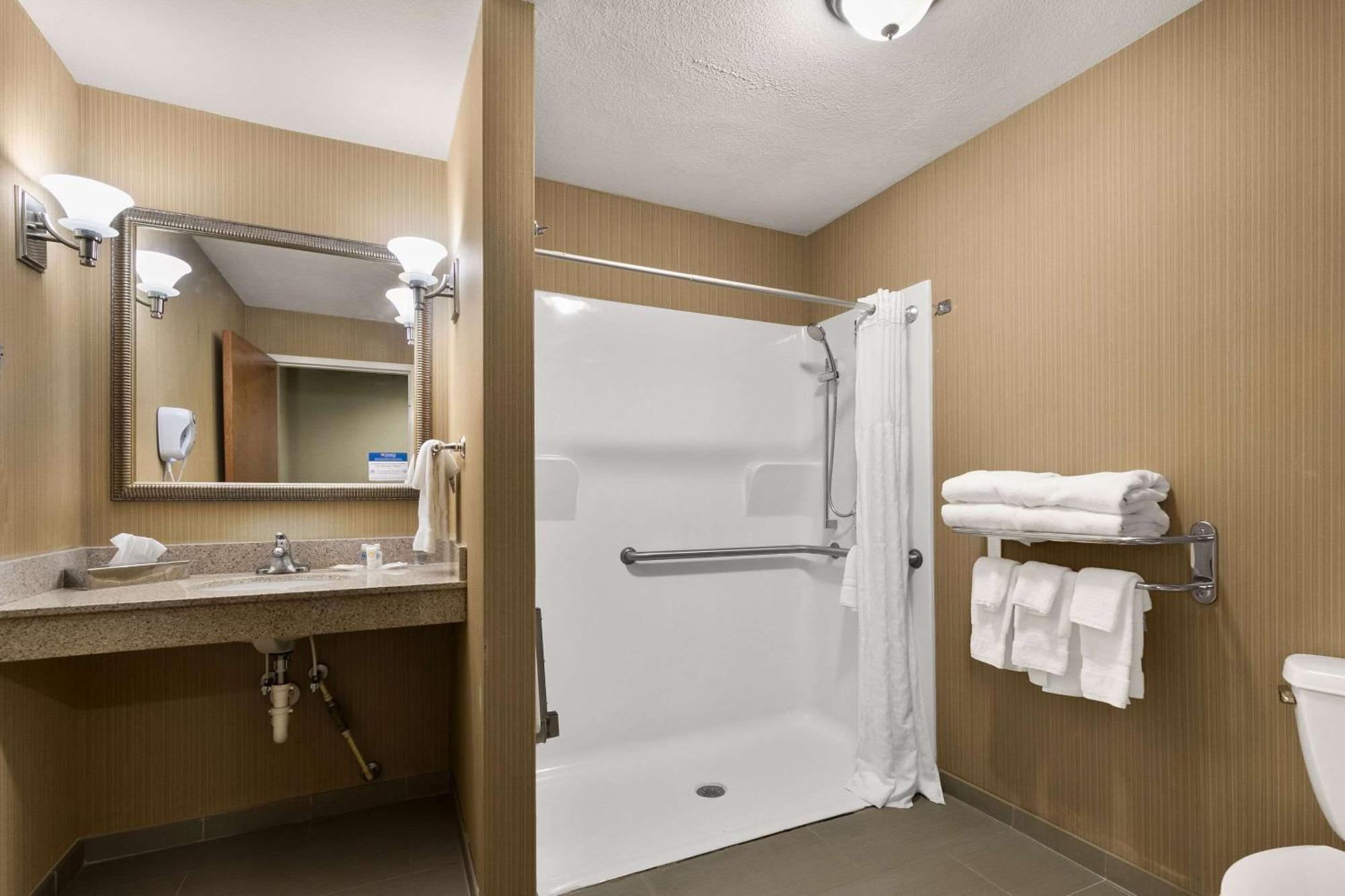 Comfort Suites Commerce Extérieur photo